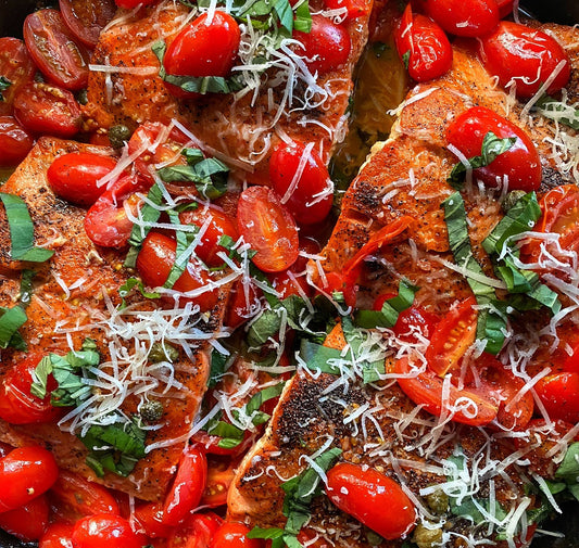 Salmón a la Plancha con Tomates y Alcaparras.