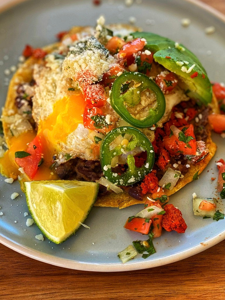 Huevos Rancheros con Frijoles Negros Refritos